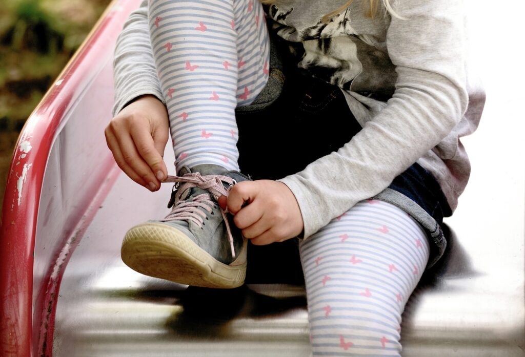 child, girl, tie shoes, shoelaces, hands, children's hands, finger, shoe, strip, strings, lace, kindergarten, tie shoes, kindergarten, kindergarten, kindergarten, kindergarten, kindergarten